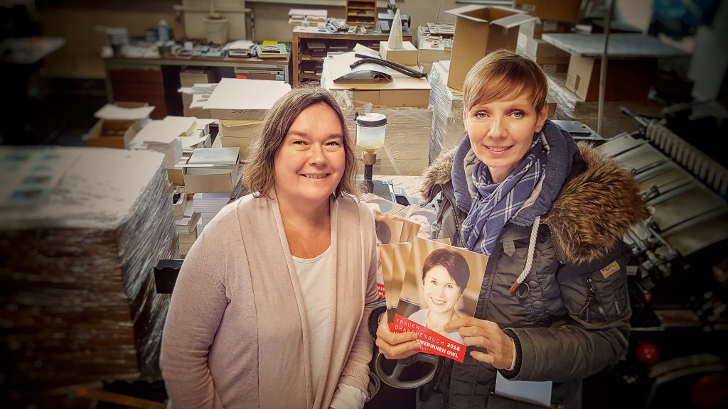 Frauenbranchenbuch OWL veröffentlicht mit Herausgeberin Michaela Heinze und Druckerei Inhaberin Inken 