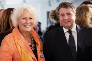 Als Vorbildunternehmerin ausgezeichnet - Christiane Rasper mit Bundesaußenminister Sigmar Gabriel