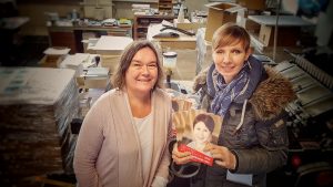 Frauenbranchenbuch OWL veröffentlicht mit Herausgeberin Michaela Heinze und Druckereiinhaberin Inken Beckmann